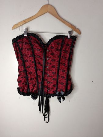 Rotes und schwarzes Spitzenkorsett