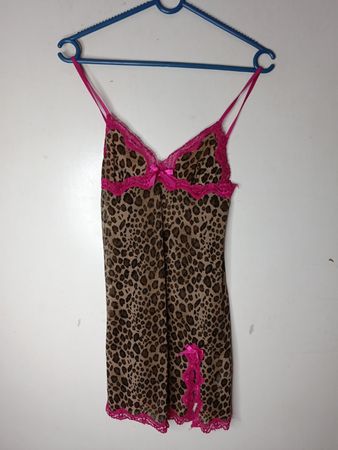Slipkleid mit Leopardenmuster und rosafarbener Spitzenborte