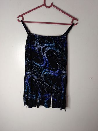 Schwarzes Kleid mit blauem und silbernem wellenförmigen Muster