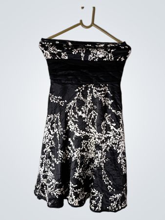Atemberaubendes schwarzes, schulterfreies Kleid mit Blumendruck