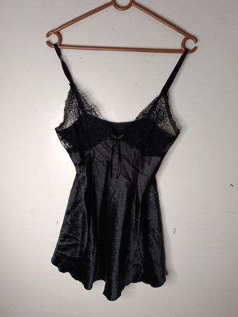 Schwarze Satin-Chemise mit Spitzenbesatz
