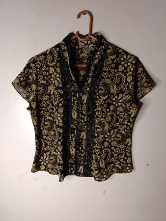 Schwarz-gold gemusterte Bluse mit Spitzenbesatz