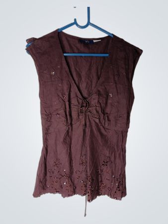 RAG Women's Burgunderfarbene Bluse mit Verzierungen und Vorderverschluss zum Schüren
