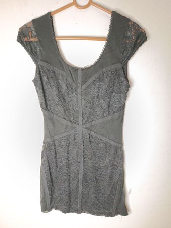 Grau mit Spitzenbesatz verzierter Top