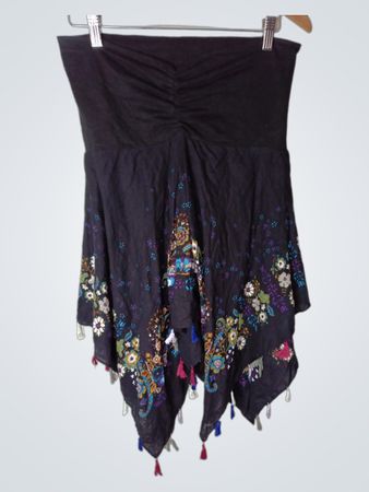 Subtile luxuriöse schwarze trägerlose Kleid mit Blumenmuster und Quasten