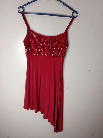 Rotes Paillettenkleid mit asymmetrischem Saum