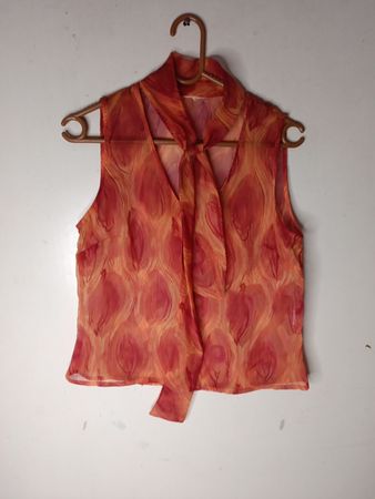 Ärmellose Bluse mit Schleifenkragen