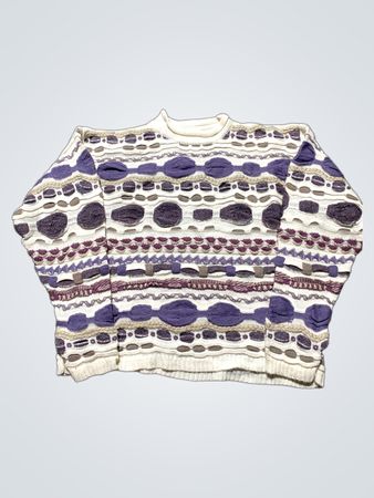 Weißer und lila gemusterter Pullover