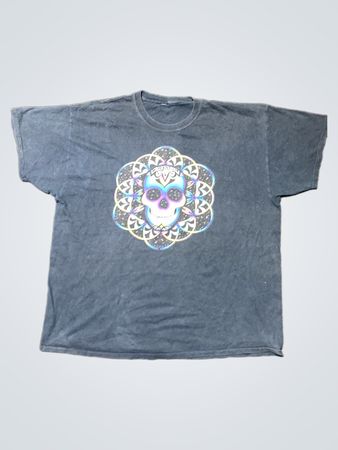 Dunkles T-Shirt mit Totenkopf-Grafik