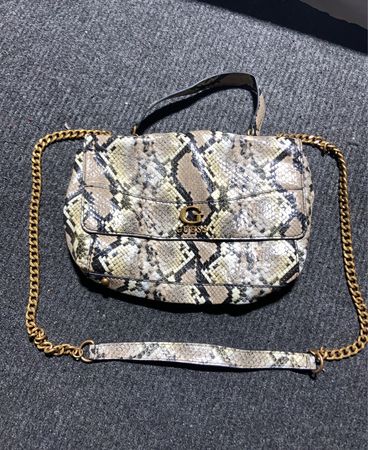 Guess Schultertasche mit Schlangenprint