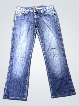 Blaue Jeans mit floralem Stickereimuster