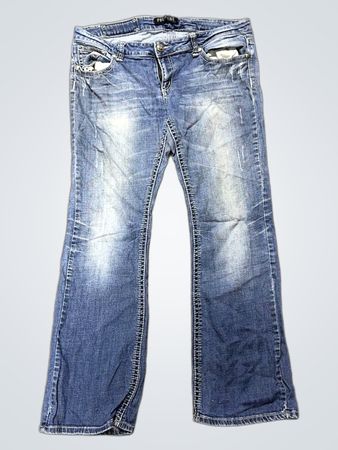 Blaue Jeans mit dekorativen Taschen