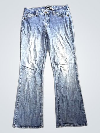 Blaue ausgestellte Jeans