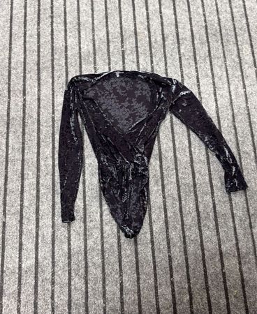 Schwarzes Langarmoberteil