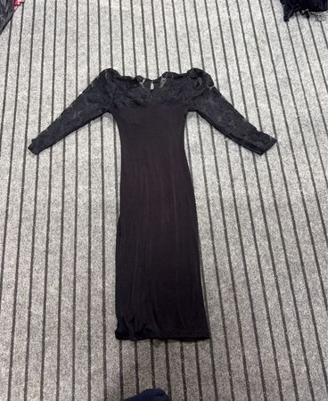 Schwarzes Spitzenkleid