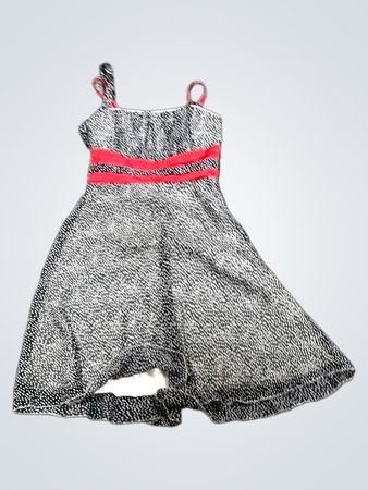 Schwarz-weißes Polka-Dot-Kleid mit rotem Banddetails.