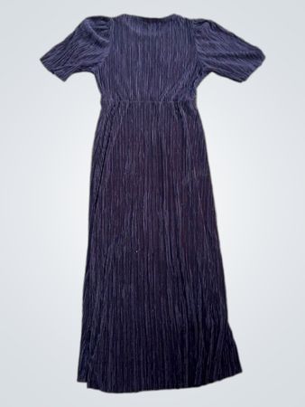 „Marineblaues, plissiertes Maxikleid“