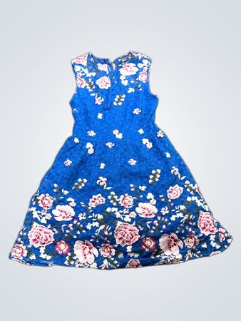 Blaues Kleid mit Blumenmuster