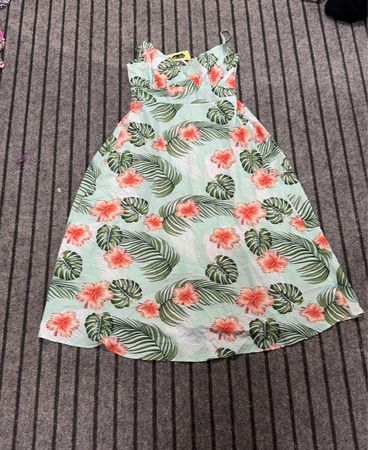 Hellblaues tropisches Druckkleid