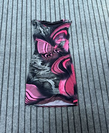 Ärmelloses Kleid mit abstraktem rosa und schwarzem Muster