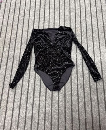Schwarzes Samtglanz Langärmeliger Body