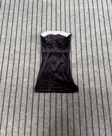 Schwarzes Samt-strapless Kleid