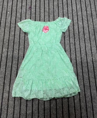 Grünes Spitzenkleid mit Blumendetail