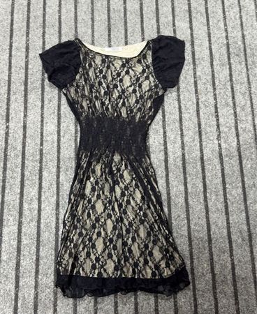 Schwarzes Spitzenkleid