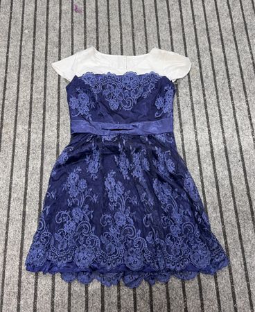 Blaues Spitzenkleid mit weißem Oberteil