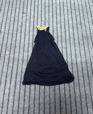 Marineblaues Kleid mit goldenen Trägern