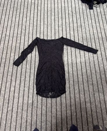 Sinsay Schwarzes Spitzenkleid mit langen Ärmeln