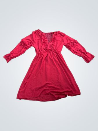 Rotes Kleid mit Rüschen