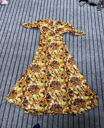 Braun und grünes Blumendruckkleid