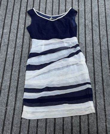 Streifenkleid in Marineblau und Weiß