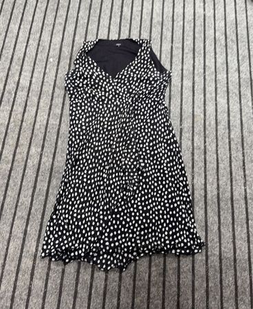 Schwarz-weißes Polka-Dot-Kleid