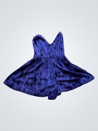 Samtenes, zerknittertes blaues Kleid