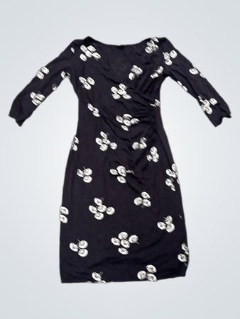 Schwarzes Kleid mit weißem Blumenmuster