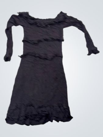 Schwarzes langärmliges Kleid mit Rüschendetails
