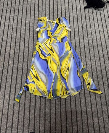 Überzogenes abstraktes Druckkleid