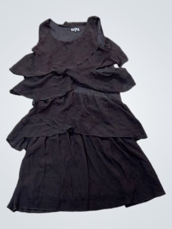 Schwarzes schichtetes Kleid