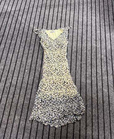 Gelbes Kleid mit floralem Muster