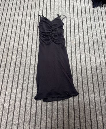 Schwarzes gerafftes Midi-Kleid