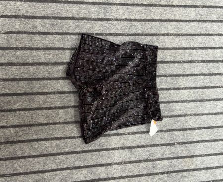 Glänzende schwarze Shorts