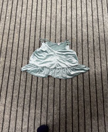 Leicht blaues, gerafftes Trägershirt