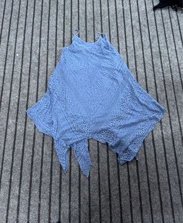 Blauer Spitzen-Überwurf