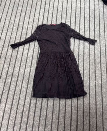Schwarzes Spitzenkleid