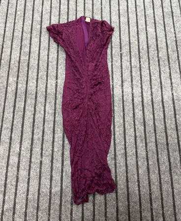 Lila Spitzenkleid