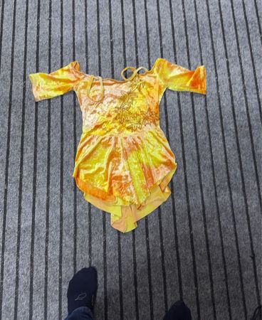 Gelbes Samtkleid mit Stickerei