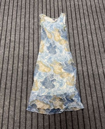 Blaues Paisley-Druckkleid