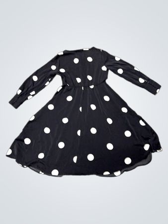 Schwarzes Kleid mit Punkten